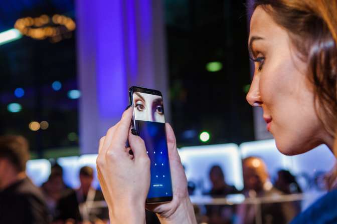 Субфлагманский смартфон Самсунг Galaxy A8+ (2018) появился на видео