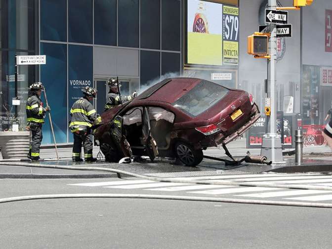 В Нью-Йорке автомобиль врезался в толпу людей