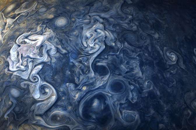 Все оттенки синего: NASA показало фото незаурядной системы облаков Юпитера