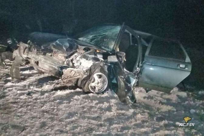 В Новосибирской области столкнулись две легковушки и «КамАЗ»: умер шофёр