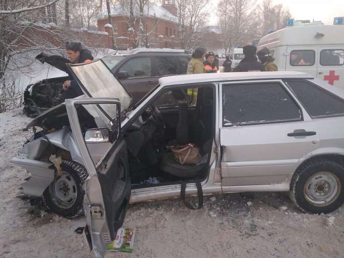 В Удмуртии 4 человека пострадали при столкновении «Ниссан» и ВАЗ