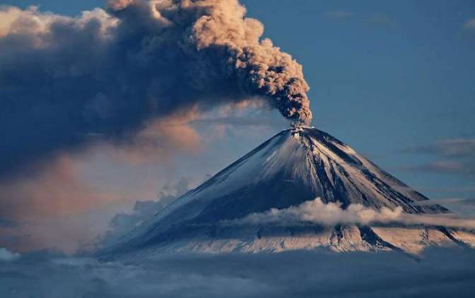 Продолжается пепловый выброс на вулкане Ключевской на Камчатке