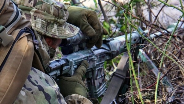 В ЛНР украинские снайперы обстреляли дома мирных жителей