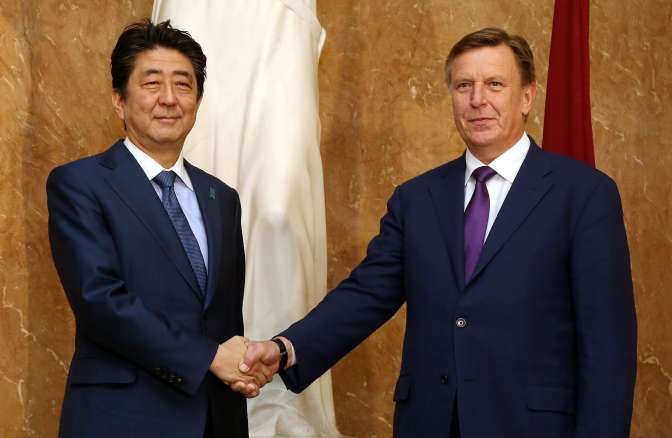 В Ригу прибывает премьер Японии Синдзо Абэ