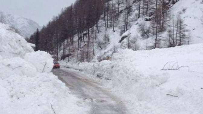 Туристов в горах Италии вывозят на военных вертолетах из-за лавин