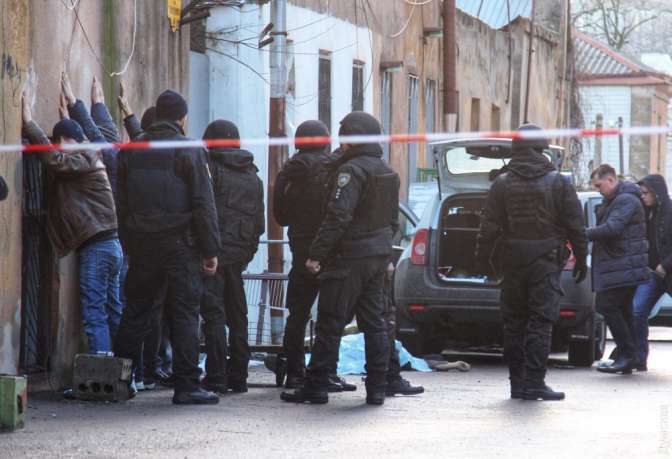 В Одессе спецоперация по задержанию вооруженных злоумышленников. Одного убили, ранены 3 полицейских