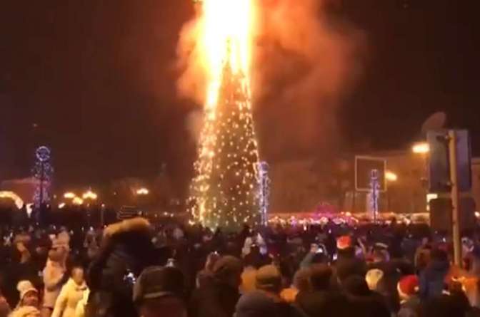 Размещено видео горящей 25-метровой елки в центре Южно-Сахалинска