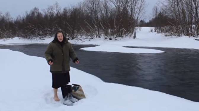 Пенсионерка вынуждена ходить за хлебом босиком через ледяную реку