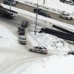 Трубы, выпавшие из грузового автомобиля у «Ауры», заблокировали дорожное движение