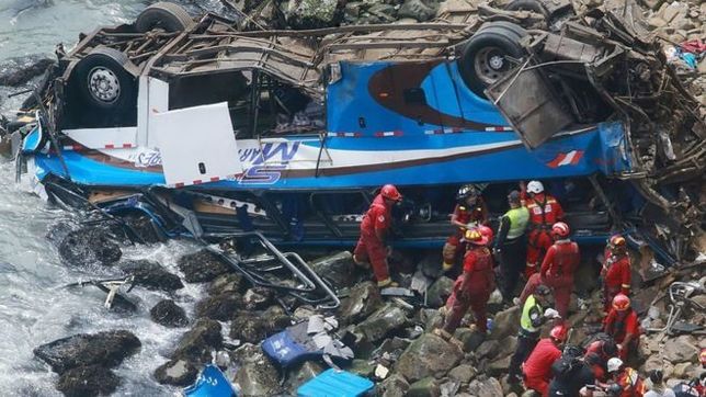Автобус рухнул в пропасть в Перу: погибли не менее 20 человек