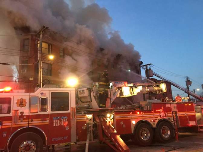 В Нью-Йорке кошмарный пожар охватил дом: пострадали 12 человек