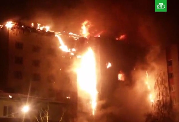 В результате сильного возгорания в многоэтажке в Тюмени умер один человек