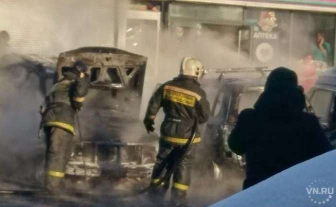 Два автомобиля сгорели среди белого дня на стоянке в центре Новосибирска