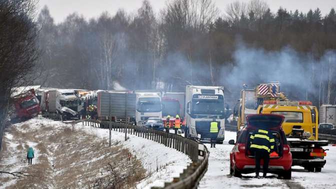 В Чехии не менее 40 авто столкнулись на заснеженной трассе