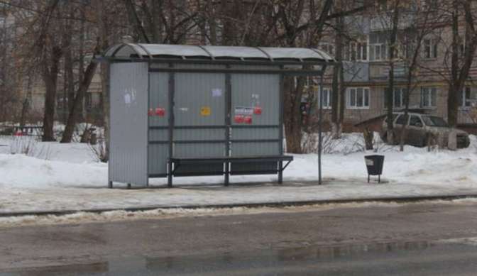 В столице России вседорожный автомобиль протаранил автобусную остановку с людьми