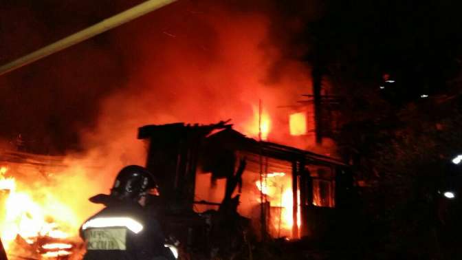 В Сочи потушили пожар в доме барачного типа