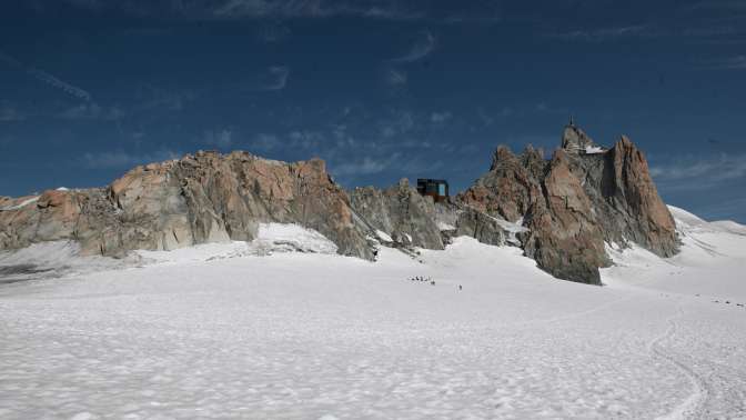 В снежном плену: 13 тыс. туристов застряли на горнолыжном курорте в Швейцарии