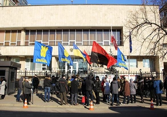 В Киеве пикетируют посольство Польши — За национальную гордость