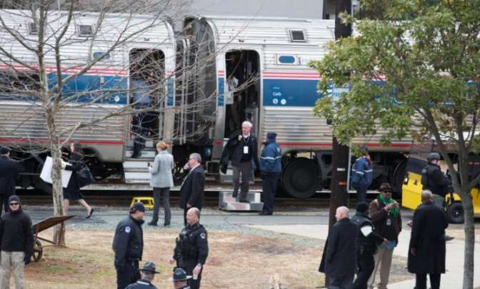 В итоге столкновения поезда и мусоровоза в США умер один человек
