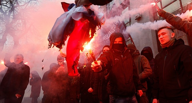 В Киеве радикалы из С14 вторглись в русский центр