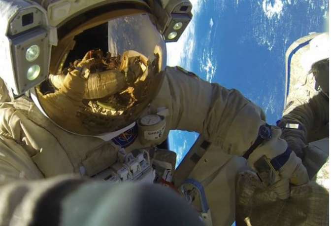 Экипаж МКС играет в бадминтон в условиях невесомости