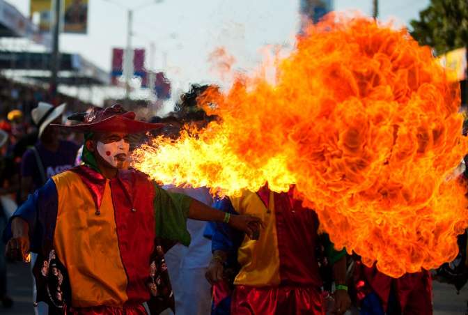 Восемь человек погибли при взрыве на карнавале в Боливии
