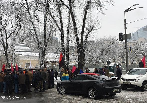 Активисты «Автомайдана» приехали к дому Порошенко со «столбом позора»