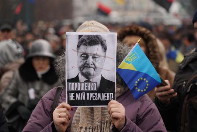 В Черновцах во время акции в поддержку Саакашвили сожгли чучело Порошенко