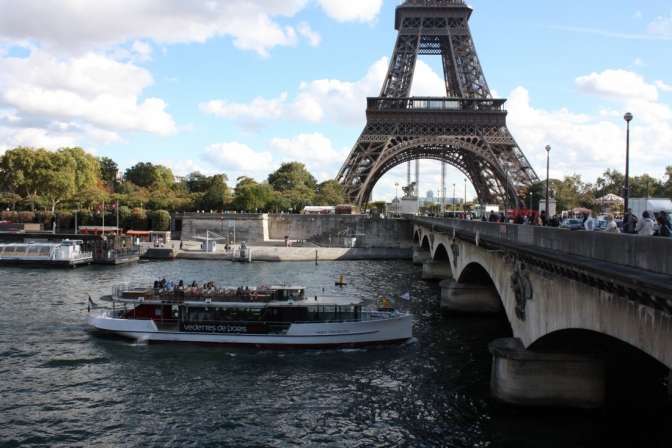 В центре Парижа затонуло известное судно