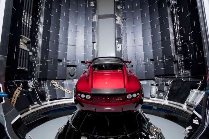 Tesla Маска путешествует в космосе под Боуи