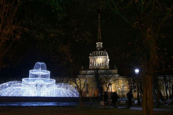 Порванный флаг на Адмиралтействе в Петербурге заменили