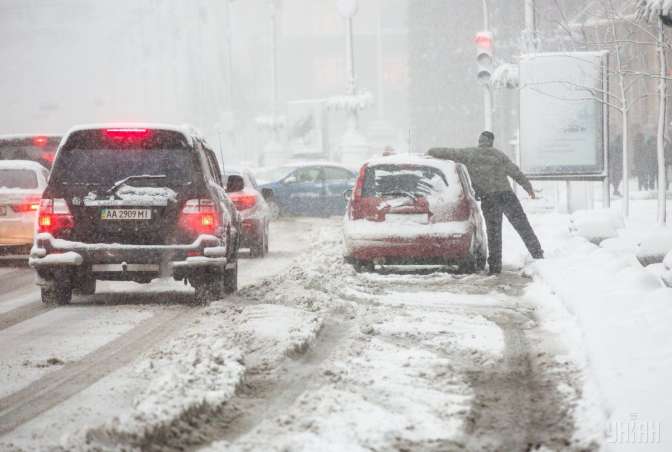 Из-за сильных снегопадов Киев остановился в пробках