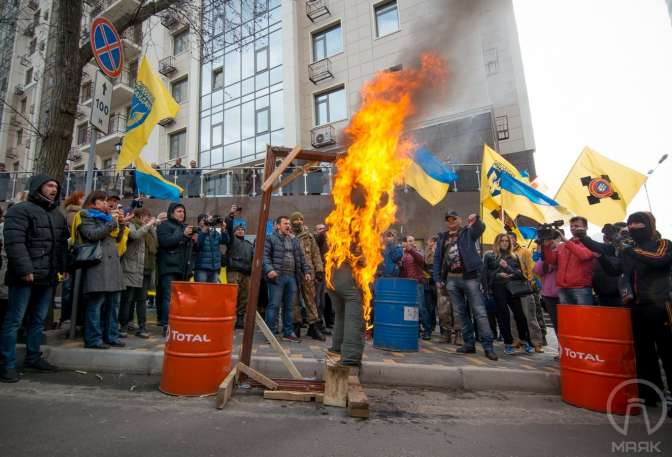 Украинские радикалы забросали консульство РФ в Одессе фаерами и облили краской