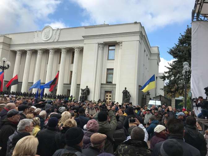 Десять человек пострадали во время столкновений у здания Верховной рады в Киеве