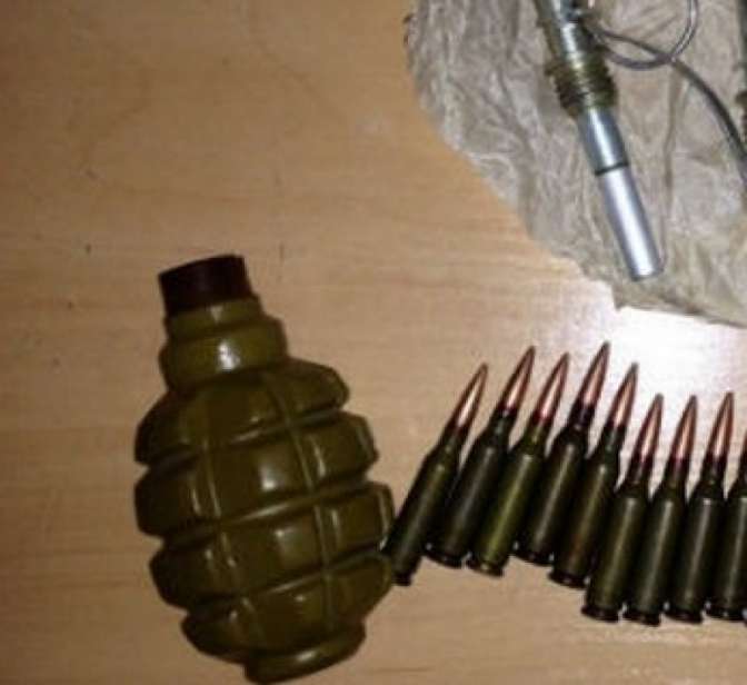 Жительница Ставрополя отыскала на кладбище пакет с гранатой и боеприпасами