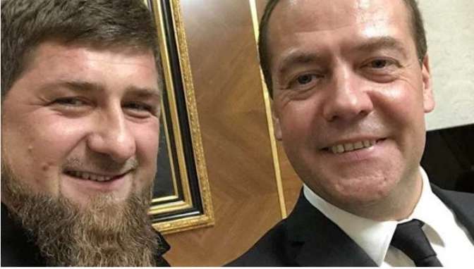 Один держал, другой нажимал: Медведев и Кадыров сделали селфи в Грозном