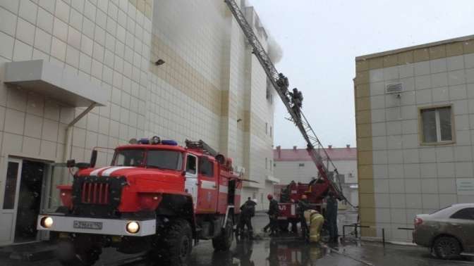Руководитель МЧС поручил снести сооружение сгоревшего торгового центра в Кемерово
