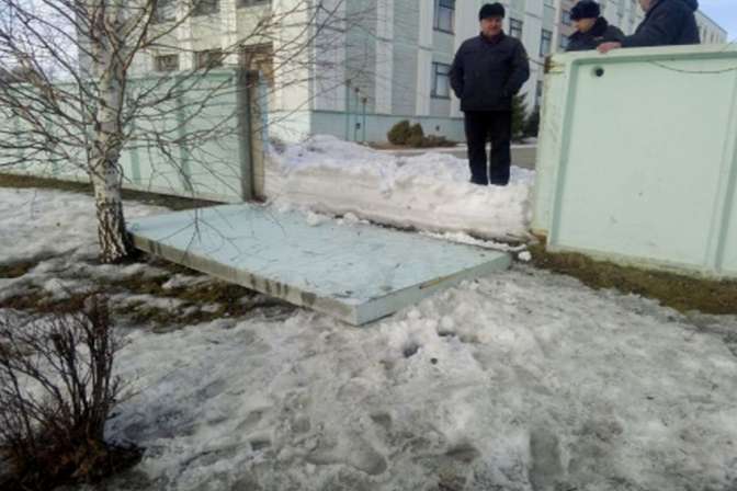 В Барнауле на семилетнюю девочку рухнула бетонная плита