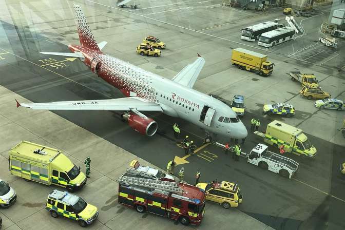 В лондонском аэропорту русский самолет наехал на ногу здешнему сотруднику наземной службы