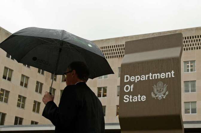 Высылаемые дипломаты США покинули строение посольства