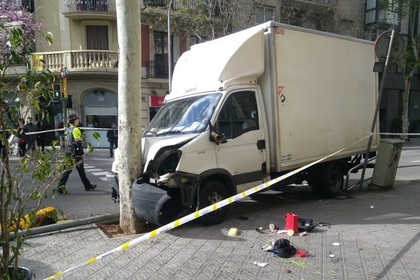 В Барселоне грузовой автомобиль наехал на группу пешеходов