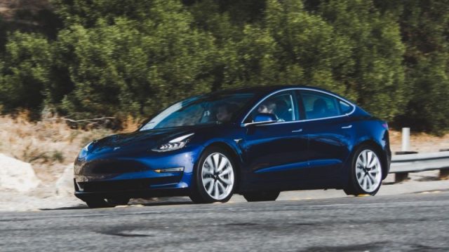 У «Теслы» снова проблемы со сборкой Model 3: конвейер остановят