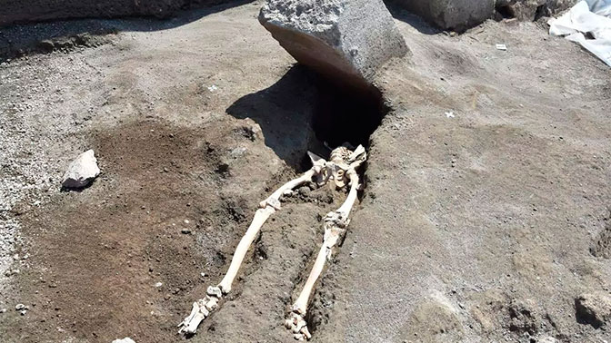 Кошмарная находка в Помпеях: бежавший от извержения был настигнут огромным камнем