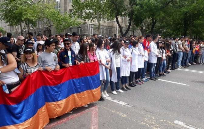 В Армении сторонники оппозиции заблокировали входы в несколько министерств