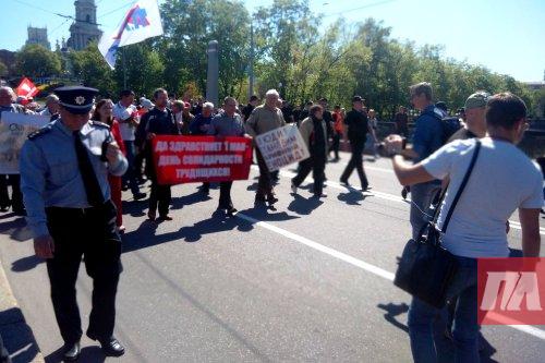 Первомай в Харькове: «патриоты» узрели намёк на ХНР и облили демонстрантов кефиром