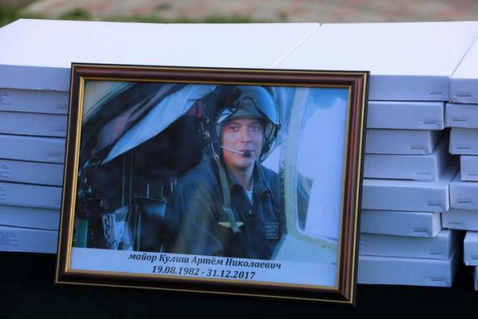 Имя погибшего в Сирии летчика выгравировали на стеле в Саратове