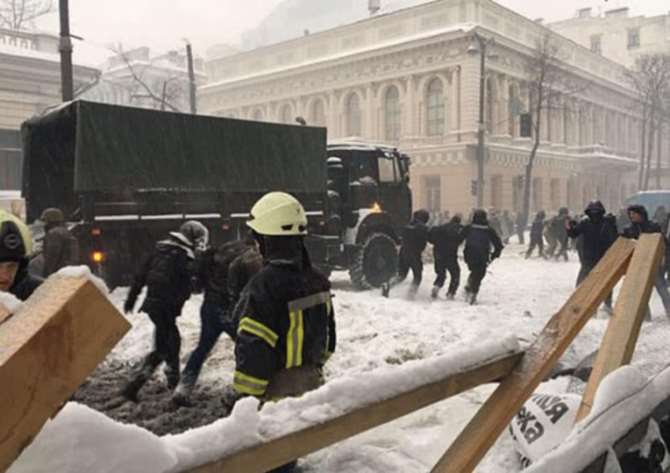 Милиция начала зачистку МихоМайдана. Задержаны около 30 человек, есть раненые