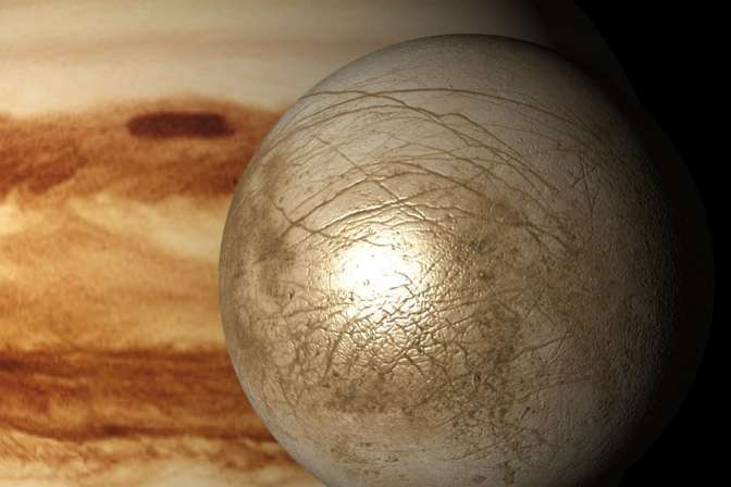 Спутник Юпитера Европа является основным кандидатом на наличие жизни