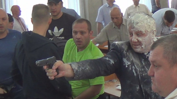 В Никополе, облитый кефиром, депутат открыл стрельбу