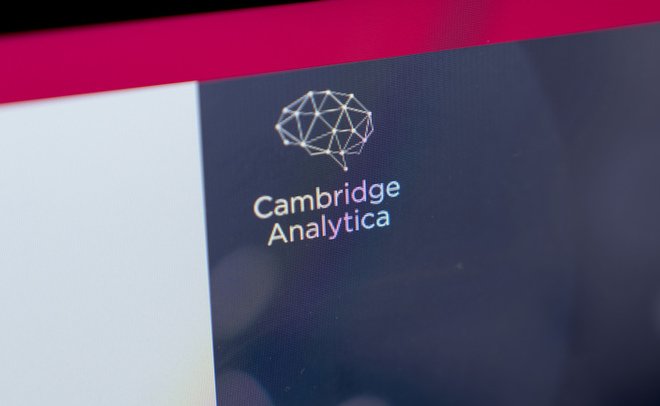 Причастная к утечке данных пользователей социальная сеть Facebook компания Cambridge Analytica объявила о закрытии